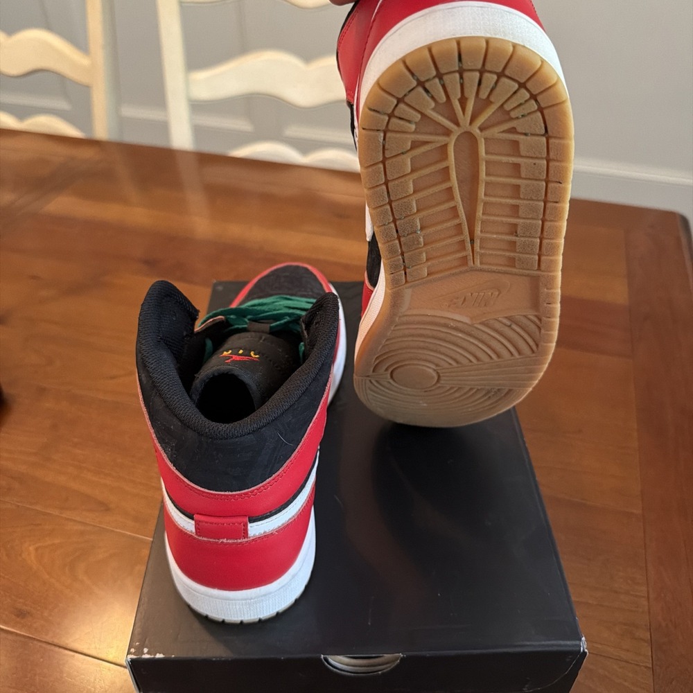 Air Jordan Mid SE, Christmas Edition, Extra Laces Included - Picture 5 of 9